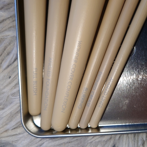 EcoTools 6 makeup brushes with tin box - Picture 3 of 7